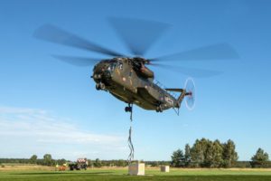 Reservisten üben Zusammenarbeit mit Hubschrauberbesatzung