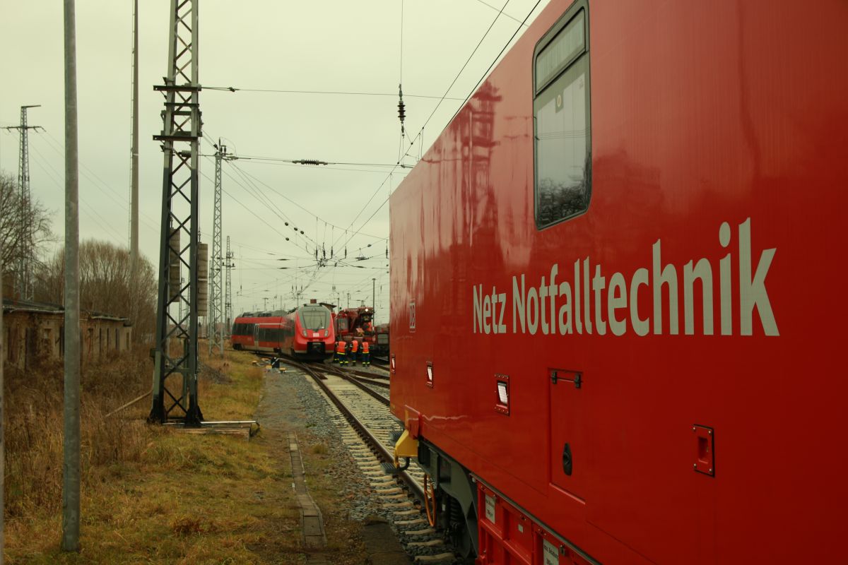 Personenzug entgleist: Technisches Hilfswerk aus Dresden im Einsatz