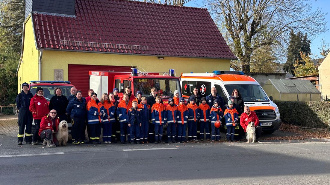 Gemeinsame Ausbildung von Jugendfeuerwehr und Rettungshundestaffel