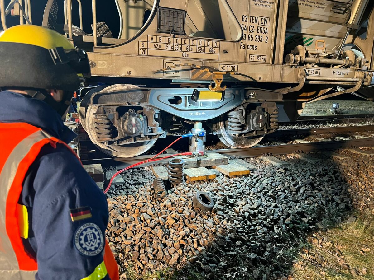 Verkehrsunfall mit Schienenfahrzeug sorgt für stundenlangen Einsatz