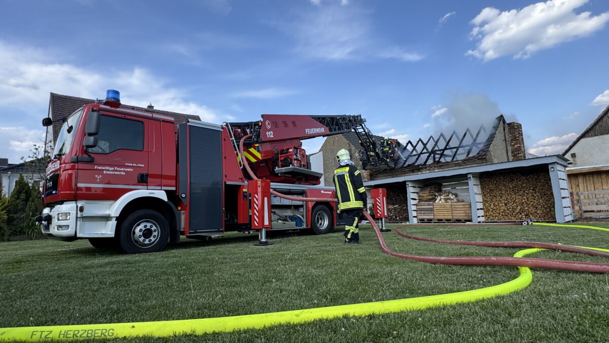 Brand zerstört großen Schuppen