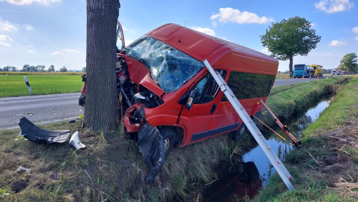 Schwerer Verkehrsunfall auf der B169 – Drei Verletzte nach Frontalcrash gegen Baum