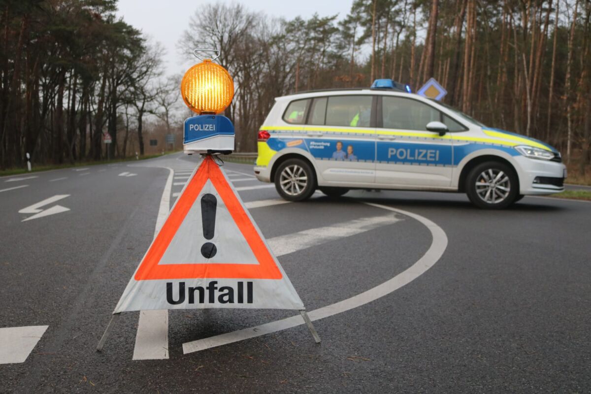 Schwerer Verkehrsunfall auf der B169- Transporter bei Unfall in Plessa vollkommen zerstört
