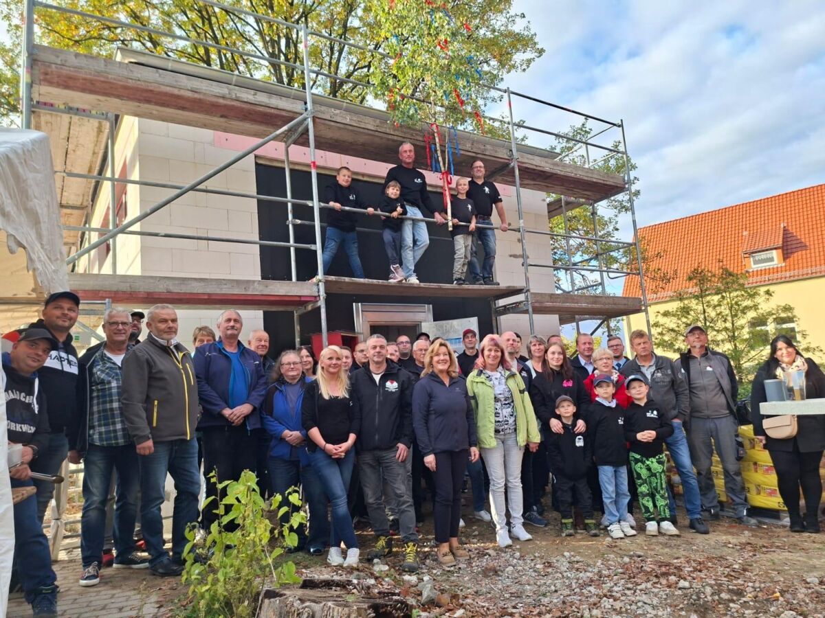 Feuerwehr Kraupa feierte Richtfest für langersehnten Anbau am Gerätehaus