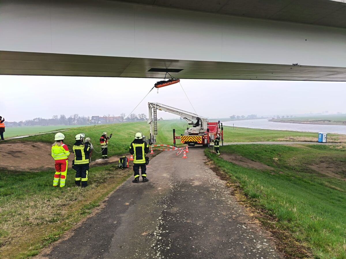 Rettungsübung an der Elbbrücke Mühlberg erfolgreich durchgeführt