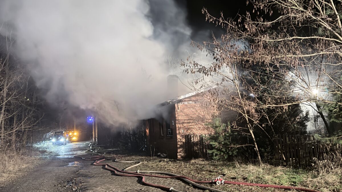 Flammenschein weit sichtbar- Bahnverkehr wegen Gebäudebrand eingestellt