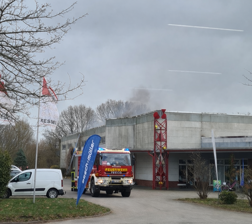 Brand auf Firmendach: PV-Anlage in Massen gerät in Brand