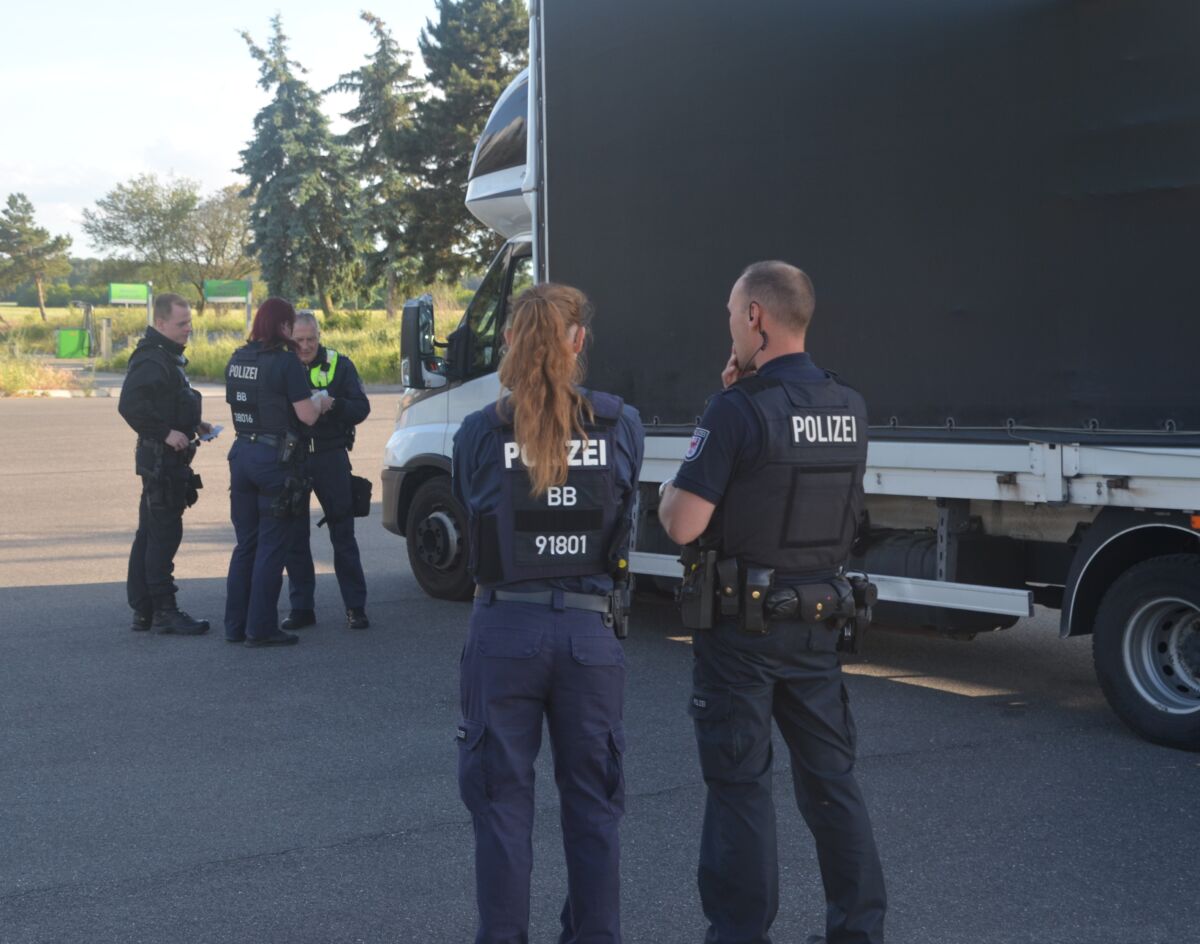 Polizei kontrolliert Transporter und Lkw auf der B96 – Reaktion auf Serie von Rinderdiebstählen