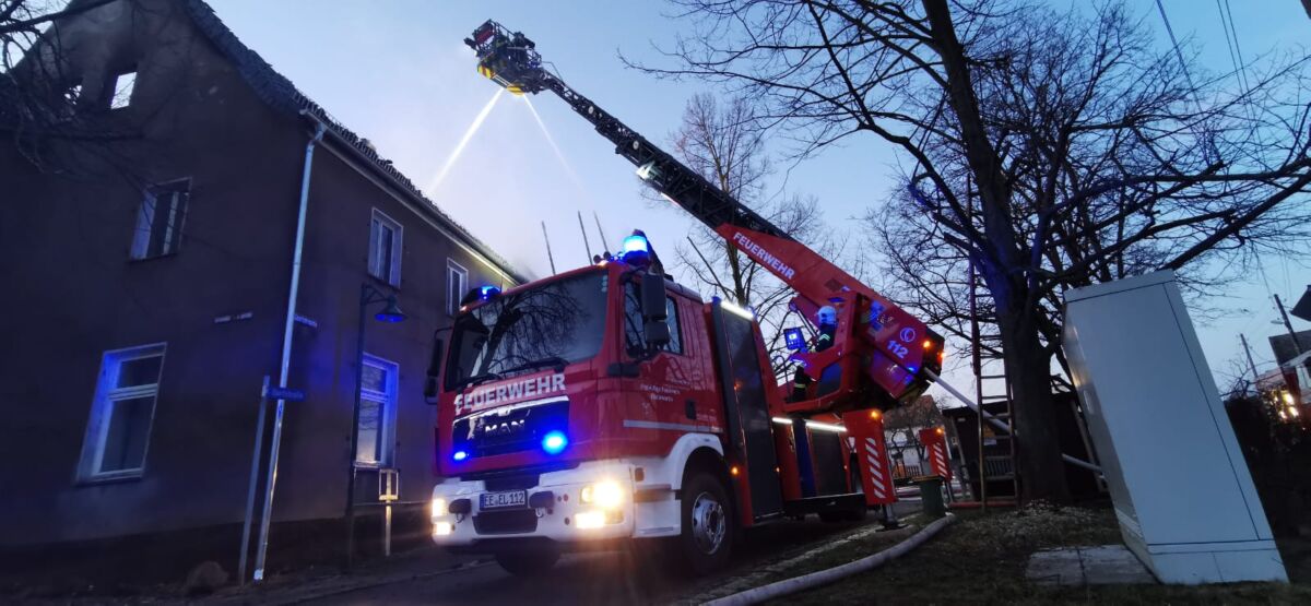 Blitzschlag löst Brand aus- Dachstuhl einer Scheune wird Raub der Flammen