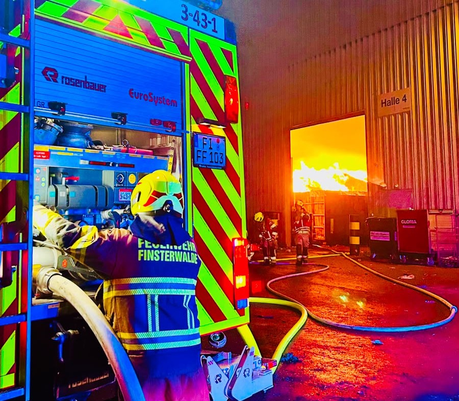 Brand in Recyclingbetrieb – rund 100 Einsatzkräfte verhindern Ausbreitung