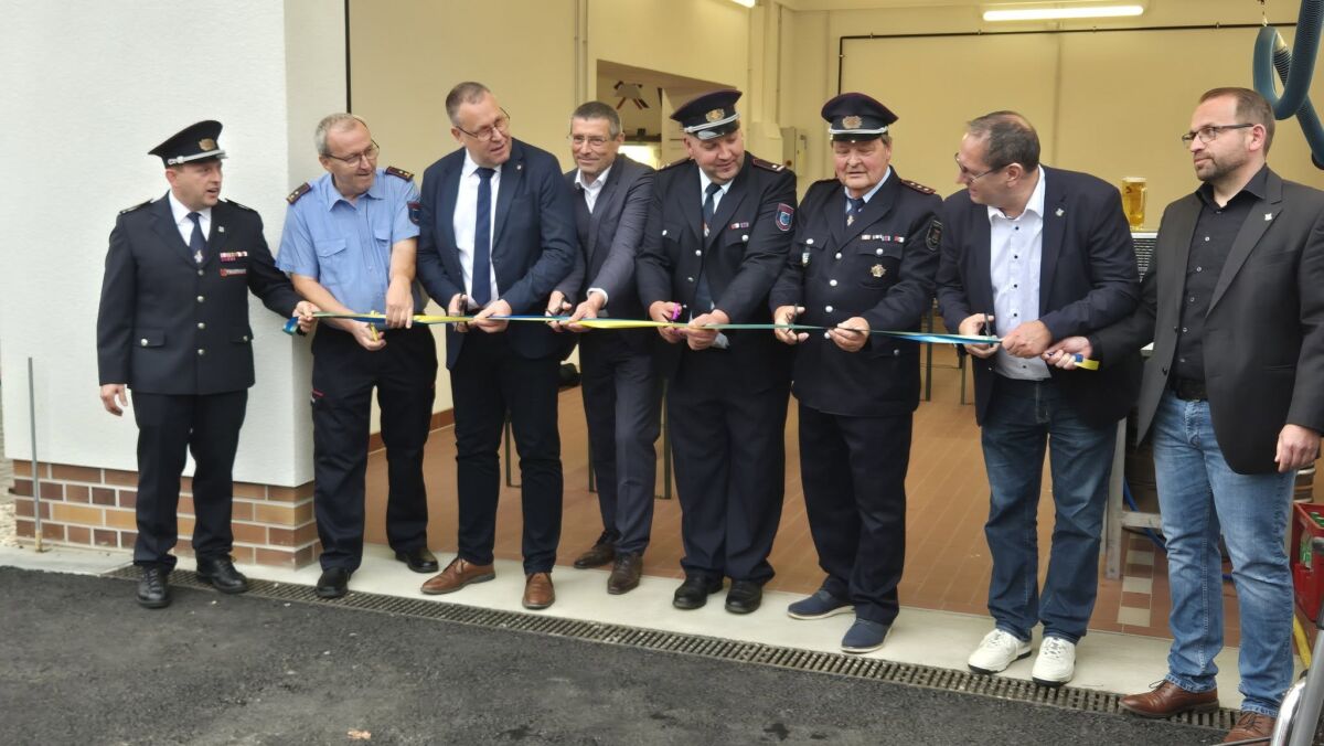 Feuerwehr Werenzhain feiert Einweihung
